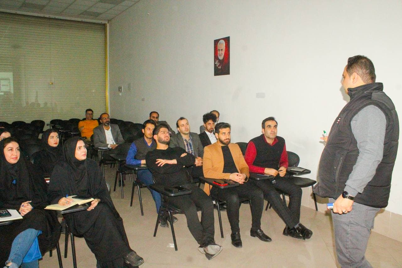 استاد زیارکلایی در حال آموزش روش های درج استاتوس 