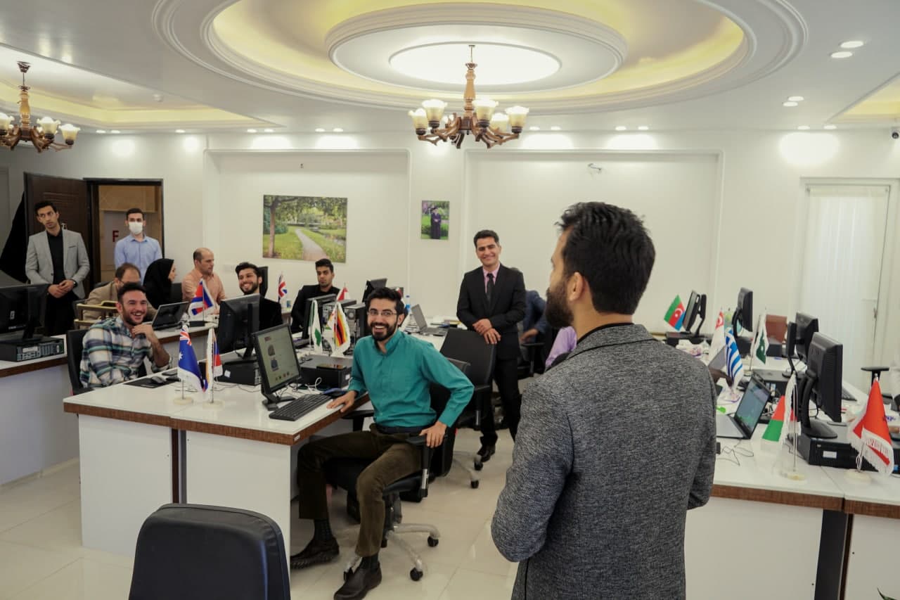 استاد شعبانی در حال آموزش آداب پوشش