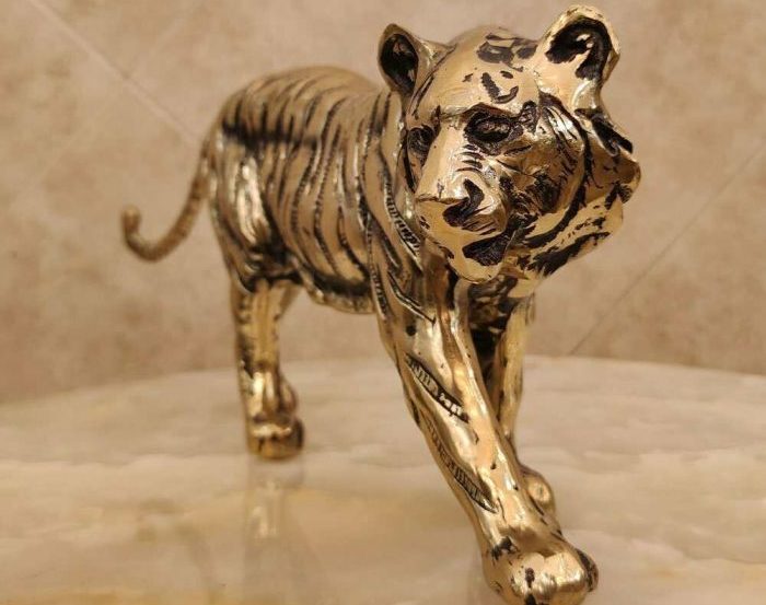 مجسمه ببر برنزی
