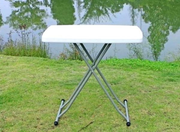 میز پلاستیکی