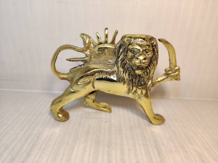 مجسمه شیر طلایی