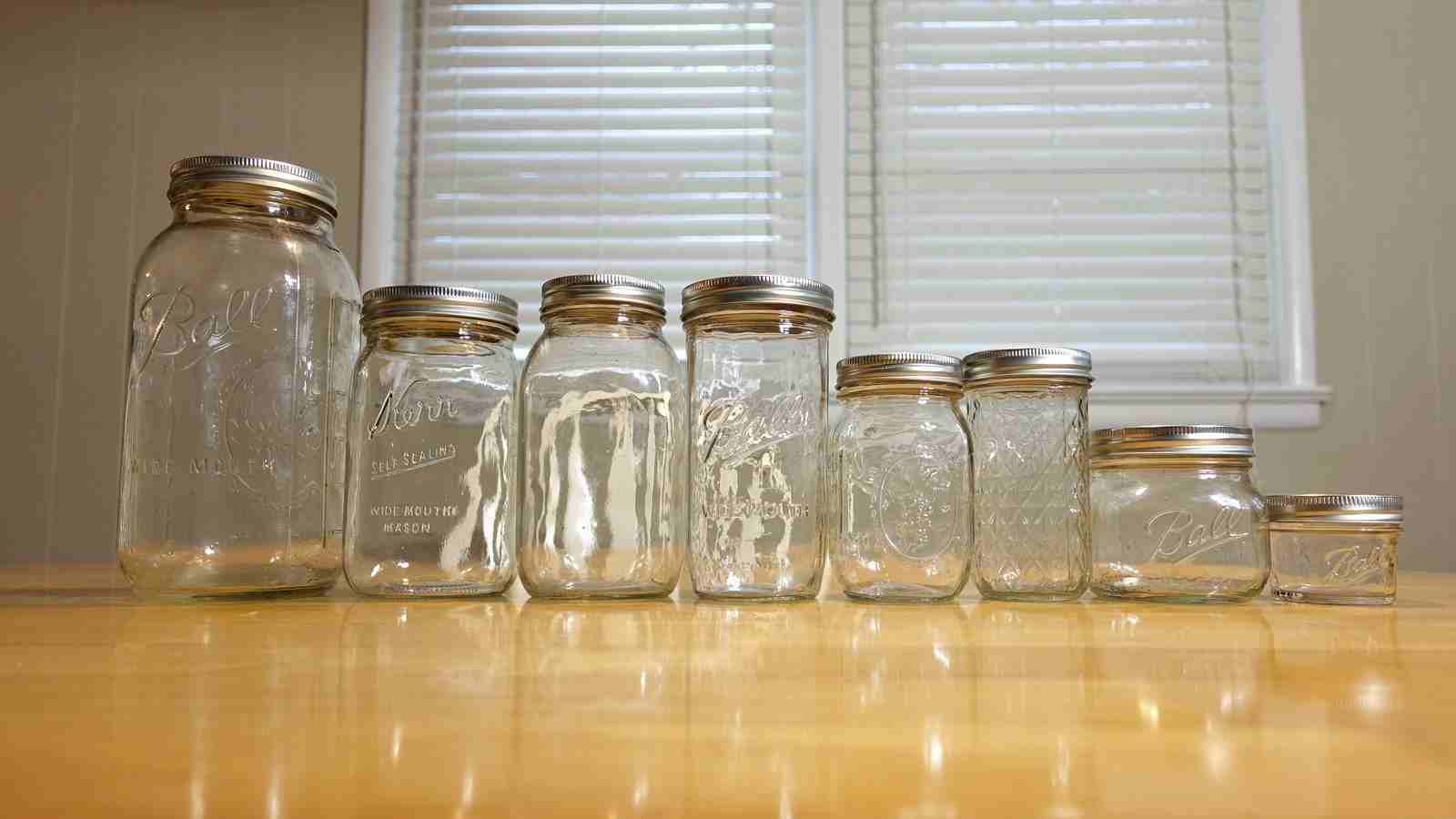 جار شیشه ای کوچک